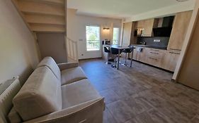 Superbe appartement T2 dans résidence neuve avec vue exceptionelle sur les montagnes, avec parking privatif.situé à proximité immédiate du centre ville de chorges.